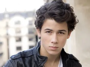  Nick Jonas promete hits dos Jonas Brothers