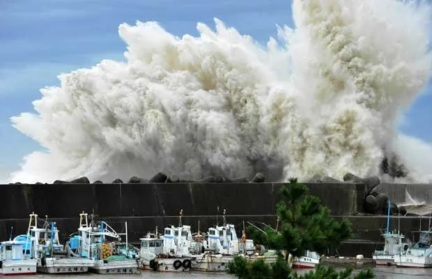 Passagem do tufão Roke mata quatro e mantém Japão em alerta