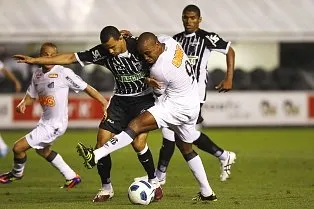  Borges, do Santos, disputa lance com jogador do Figueirense, na Vila Belmiro