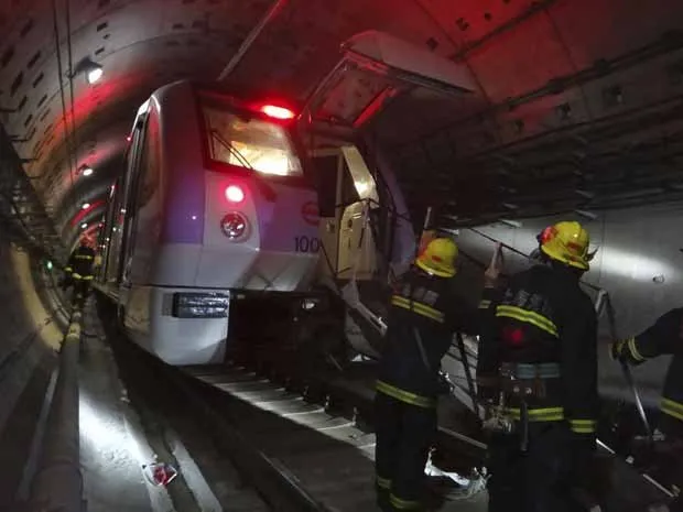  Feridos são retirados após choque entre trens do metrô em Xangai nesta terça-feira (27) 