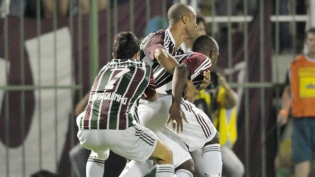  Márcio Rosário é agarrado por Euzébio e Marquinho na comemoração da vitória. Autor do terceiro gol, zagueiro entrou no lugar de Fred por causa da expulsão de Digão