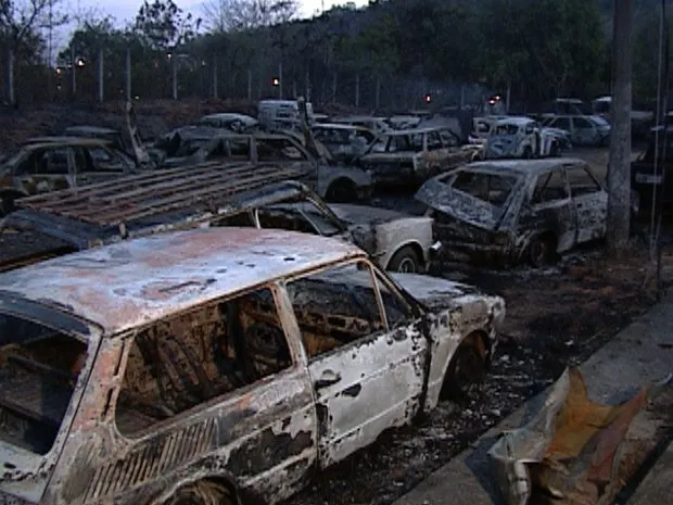 Incêndio destrói quase 50 veículos em pátio de prefeitura 