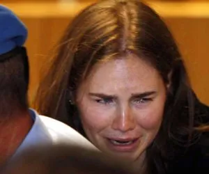  Amanda Knox é libertada após corte revogar acusação de assassinato