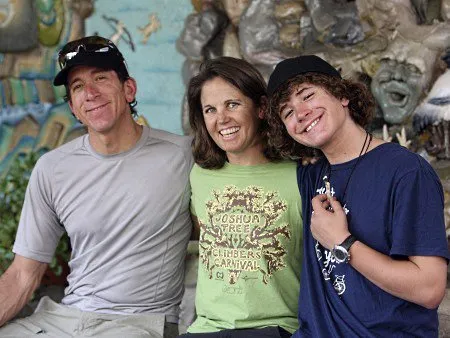  Jordan Romero (dir.) com o pai e a madrasta; ele pode se tornar o mais jovem alpinista a escalar a montanha mais alta do mundo