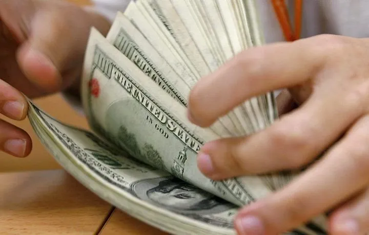 Dólar atinge R$ 2,30 em dia de ajustes