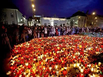 Poloneses se reúnem em Varsóvia, na porta do palácio presidencial, para prestar homenagens aos mortos no desastre aéreo