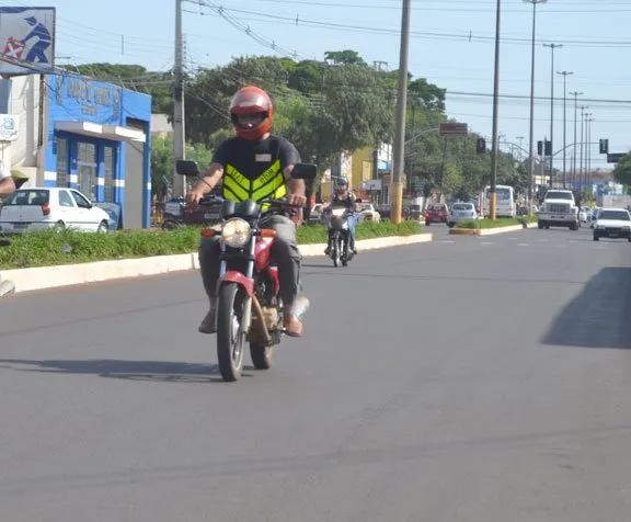 Arapongas: Diretran alerta motofretistas e mototaxistas sobre nova lei