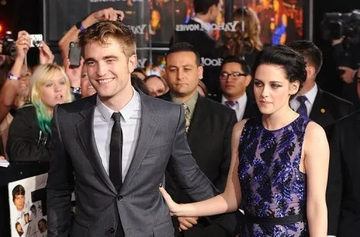 Pattinson continua obcecado por Stewart, diz site