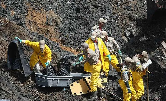  Bombeiros retiram corpo de vítima de deslizamento no morro do Bumba, em Niterói; chuvas matam 229 no Estado