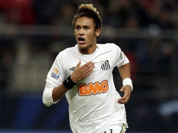 Neymar treina com câmera no Santos e viaja mais tarde