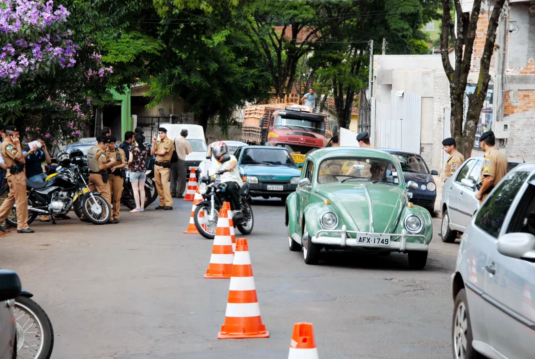 ​PM de Apucarana apreende carros durante blitz em Apucarana - Foto: Tribuna do Norte