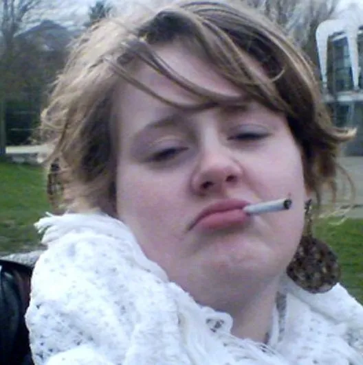 Jornal divulga fotos e vídeos de Adele aos 16 anos