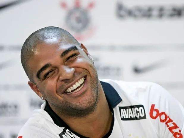 Corinthians anuncia que Adriano foi demitido por justa causa