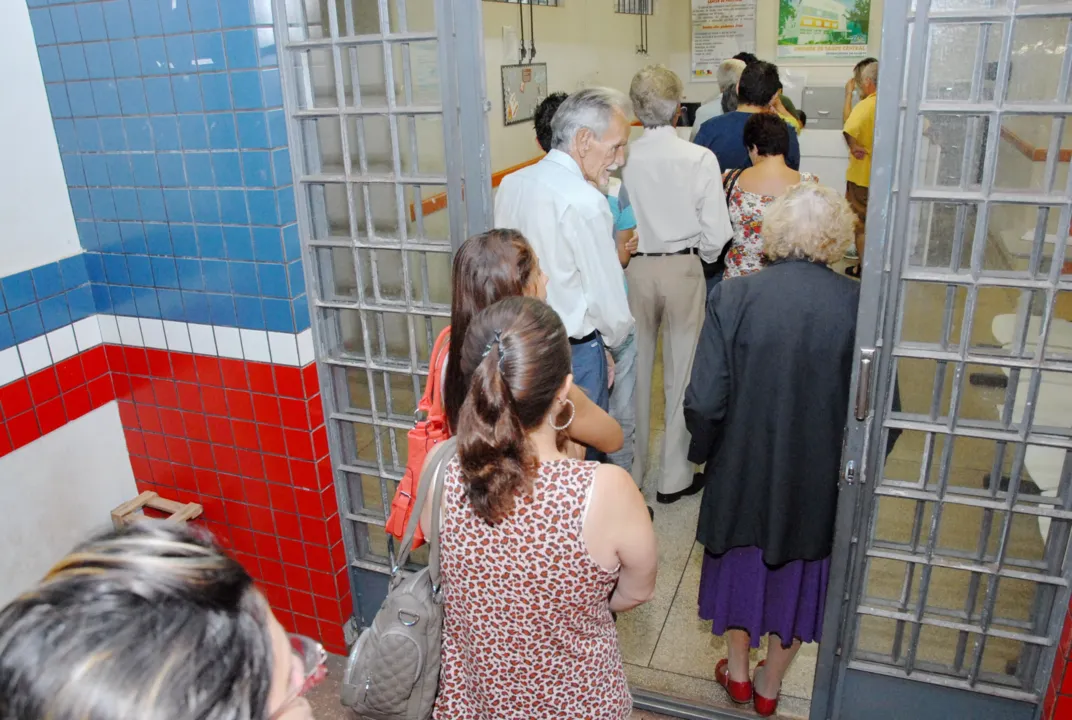 PRIMEIROS pacientes chegam antes das 5 horas em posto da zona sul para garantir atendimento
