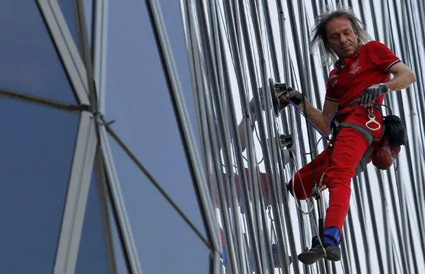 'Homem-aranha' francês escala edifício de 215 metros
