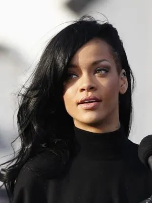  Rihanna diz que gostaria de interpretar Whitney no cinema
