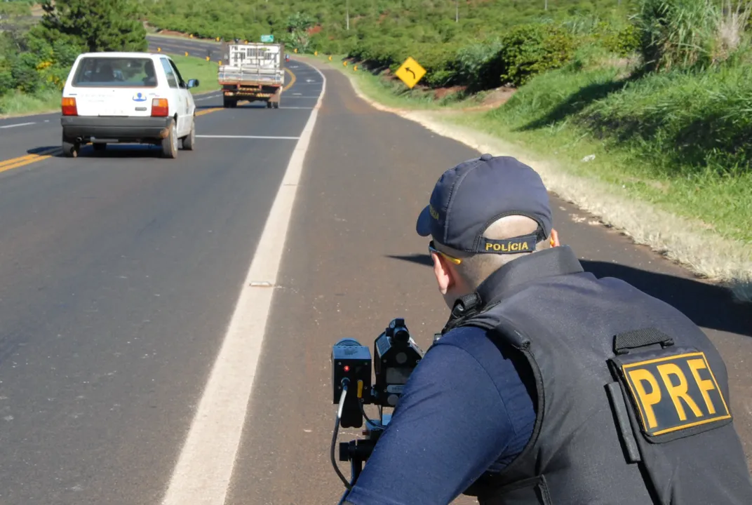  Policiais rodoviários federais em fiscalização na BR 376, próximo ao Pirapó