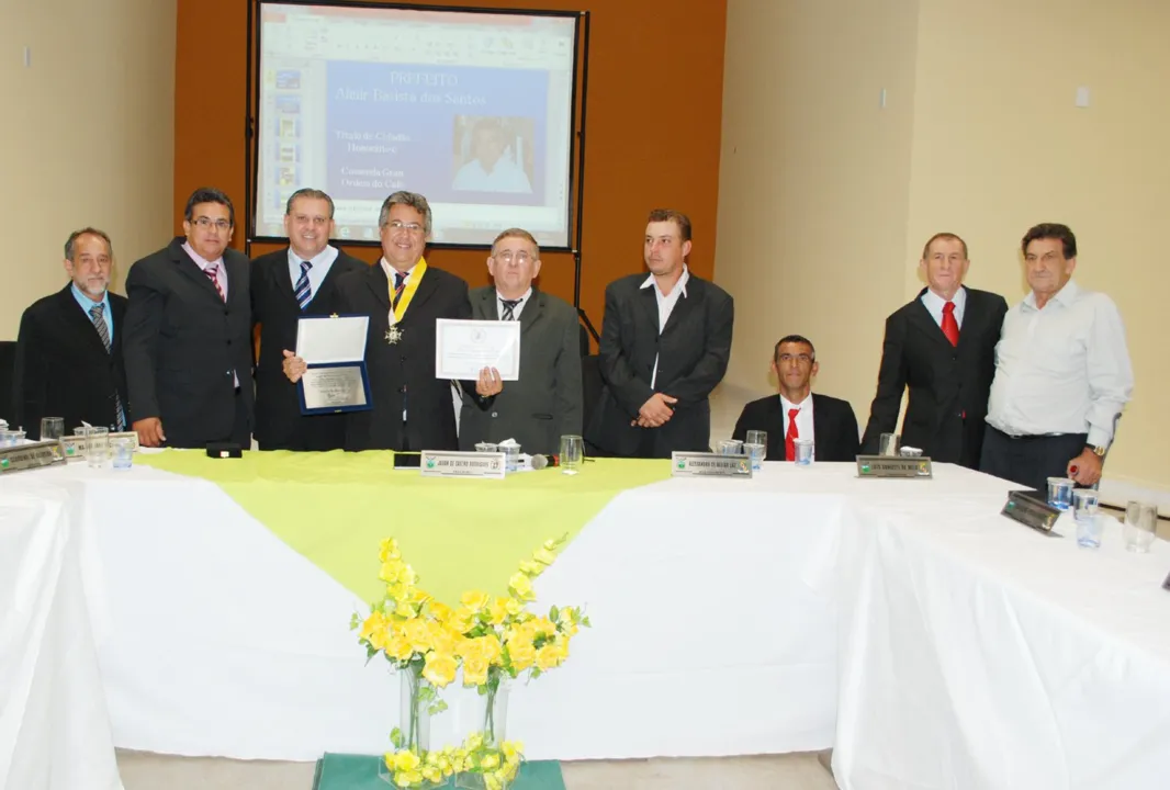O PREFEITO Almir Batista exibe os títulos que recebeu do Legislativo