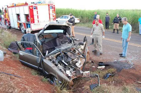 Motorista do Chevette ficou preso nas ferragens e morreu no local do acidente