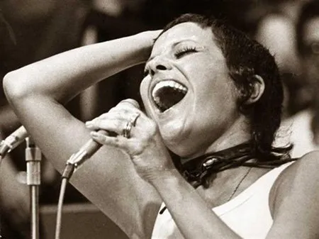 Mostra sobre Elis Regina lembra os 30 anos da morte da cantora em SP