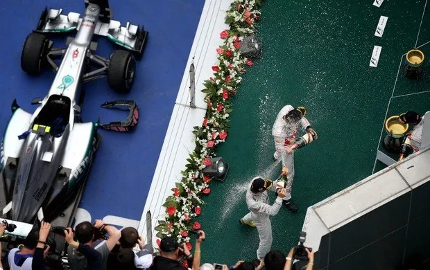  Nico Rosberg e Jenson Button festejam no pódio após o GP da China (Foto: Getty Images)