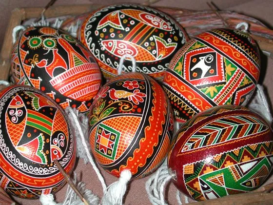 A arte da pêssanka consiste não só em pintar um ovo, mas, em primeiro lugar, escrever sobre o ovo uma mensagem promissora