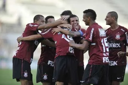 Corintianos comemoram gol contra a Ponte Preta. time terminou a primeira fase do Campeonato Paulista na liderança