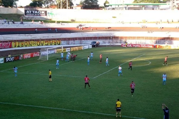 O Roma Esporte Apucarana foi rebaixado para a Segunda Divisão do Campeonato Paranaense, junto com o Iraty