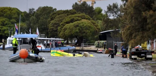  Avião do brasileiro Adilson Kindlemann cai na água em acidente durante treino