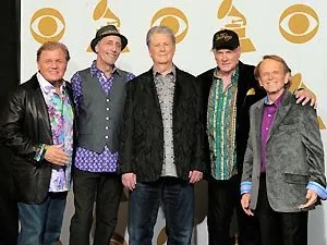  Os Beach Boys posam para fotógrafos na cerimônia de entrega do Grammy 2012