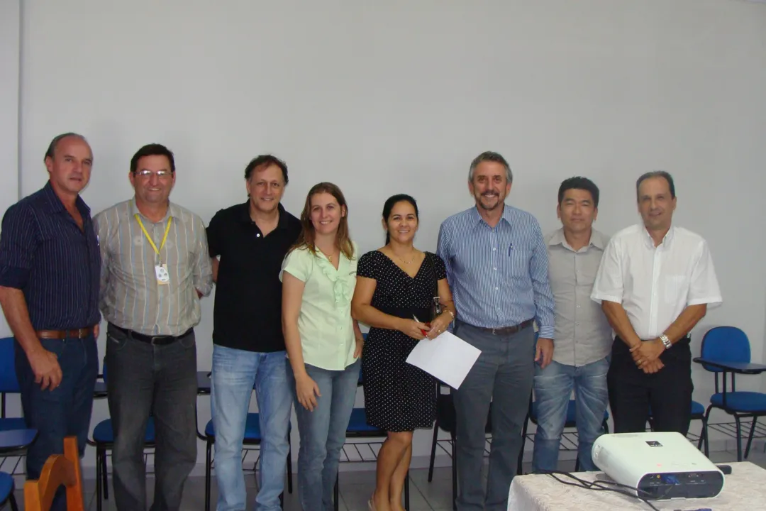  Representantes de Apucarana reunidos com empresários de Terra Roxa: boa receptividade à I Rodada e Negócios