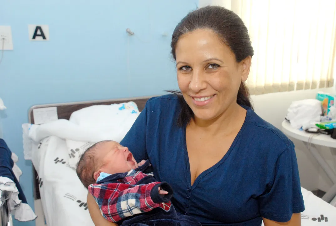 Marceka Magon com o filho recém-nascido nos braços: “Coleta das células-tronco não atrapalhou parto”
