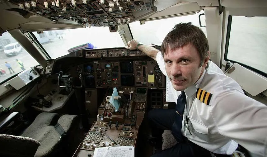  Bruce Dickinson costuma pilotar o avião do Iron Maiden nas turnês pelo mundo.