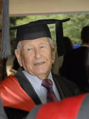Australiano conclui mestrado aos 97 anos