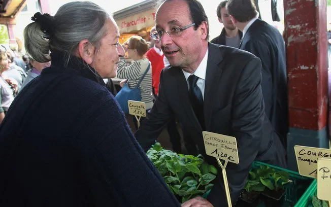 O socialista François Hollande, foi à feira em Tulle, sudoeste da França neste sábado (5/5) 
