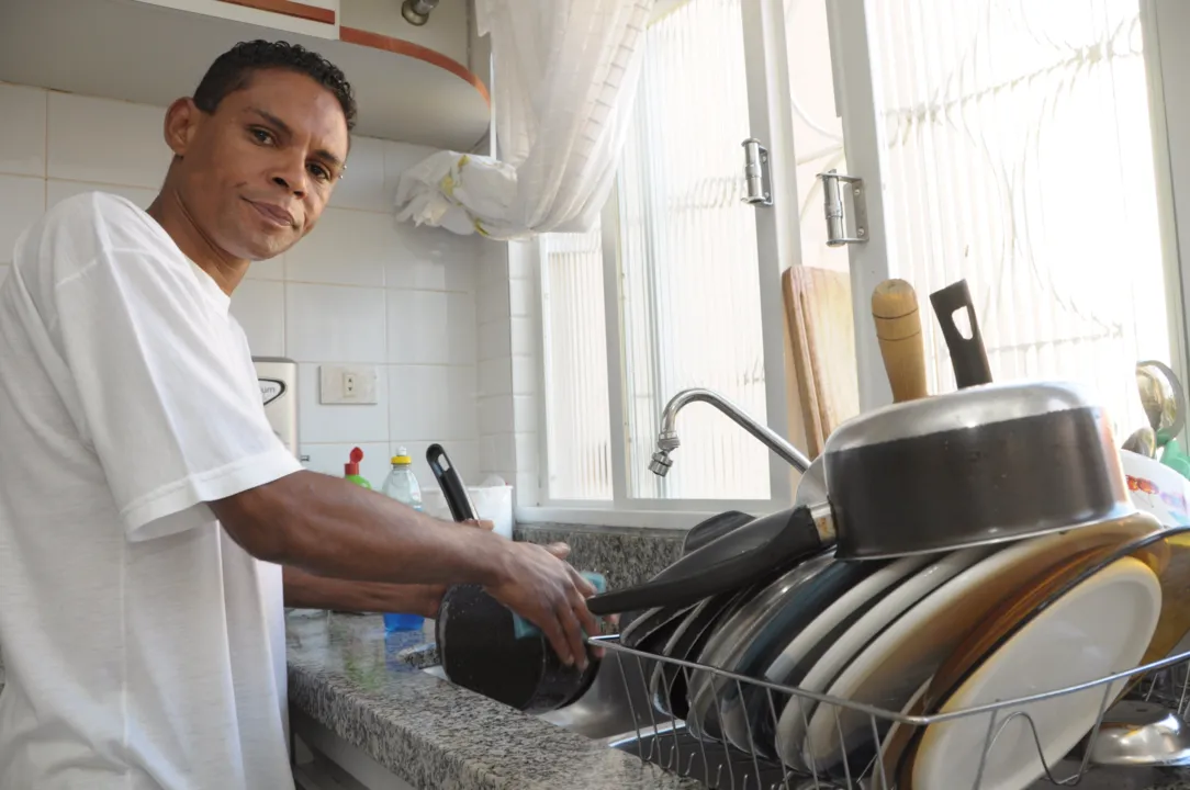  O TRABALHADOR doméstico Luís Donizete de Jesus Pereira optou pela profissão há três anos: “Tenho um salário razoável sem tanta cobrança