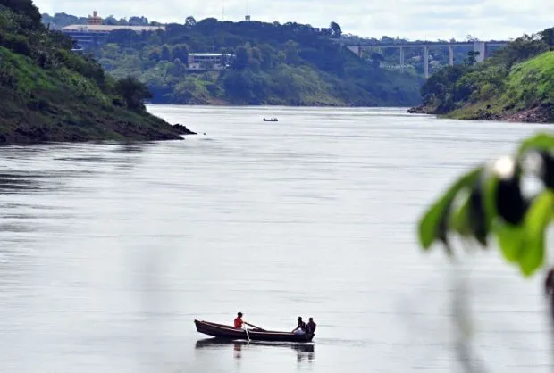  Embarcações cruzam livremente o Rio Paraná: paraguaias estão entrando no Brasil de barco, e em seguida são levadas para a Espanha