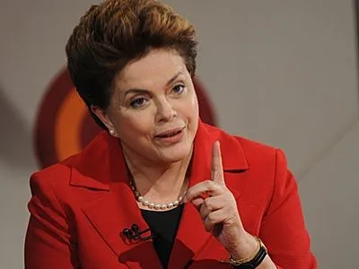 Dilma vai à TV e pede "confiança no Brasil"