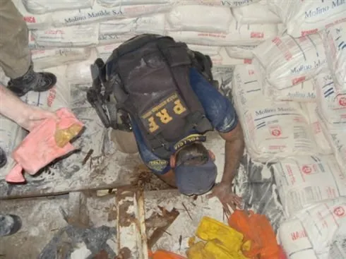 Uma carga de 103 quilos de crack foi apreendida na noite de quinta-feira (10) durante uma fiscalização da Polícia Rodoviária Federal na BR-277 