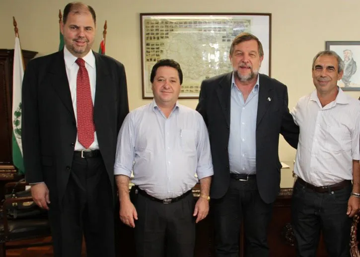 O deputado federal Alex Canziani,  Mauro Bertoli, Flávio Arns e o diretor do Colégio Agrícola, Evanildo Mantini, durante reunião em Curitiba 