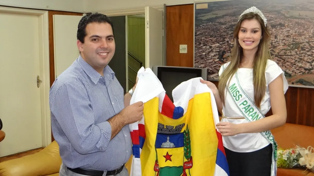  Alcides Ramos entrega de presente a bandeira do município a Alessandra Bernardi, que agora vai representar o Paraná no Miss Brasil