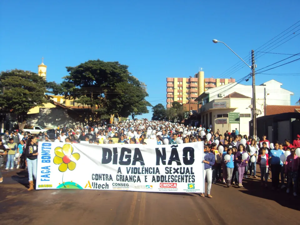  A mobilização levou grande público às ruas de São Pedro, onde até o comércio baixou as portas e aderiu à campanha
