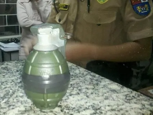A equipe do Pelotão de Choque da Polícia Militar foi acionada para retirar a granada que estava dentro da loja 