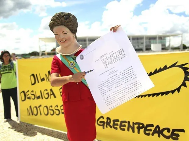Ator simula Dilma assinando o veto.