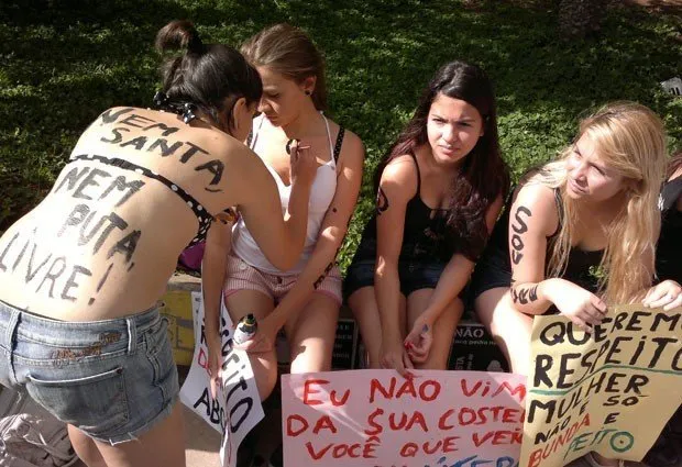 Mulheres vão as ruas de São Paulo protestar na Marcha das Vadias