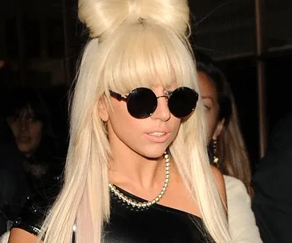 Lady Gaga desembarca sem calças em aeroporto