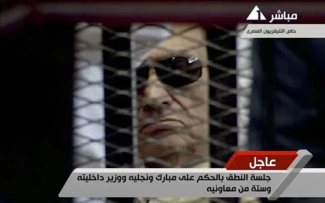  Ex-presidente do Egito é condenado à prisão perpétua