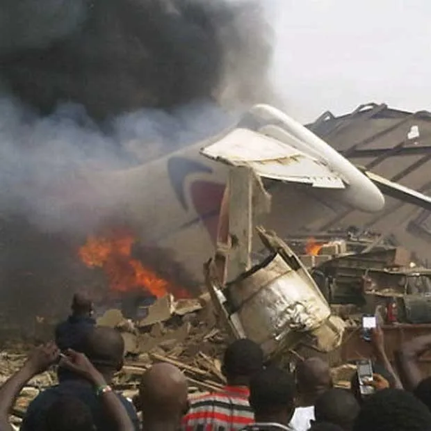 Avião se choca contra prédio em Lagos, na Nigéria