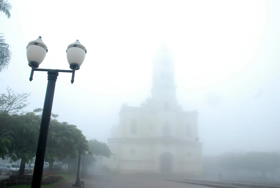 A Catedral Nossa Senhora de Lourdes, na área central da cidade, chegou a ficar coberta pela neblina - Foto: Luiz Demétrio/TNONLINE