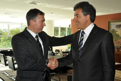 O governador Beto Richa assinou nesta quarta-feira (13), no Palácio Iguaçu, em Curitiba, o decreto que nomeia Carlos Eduardo de Moura para o cargo de secretário especial do Controle Interno